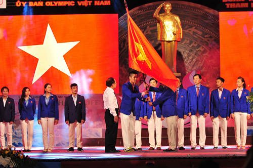 Bộ trưởng Bộ VHTTDL Hoàng Tuấn Anh trao cờ cho Trưởng đoàn thể thao Việt Nam tham dự SEA Games 28